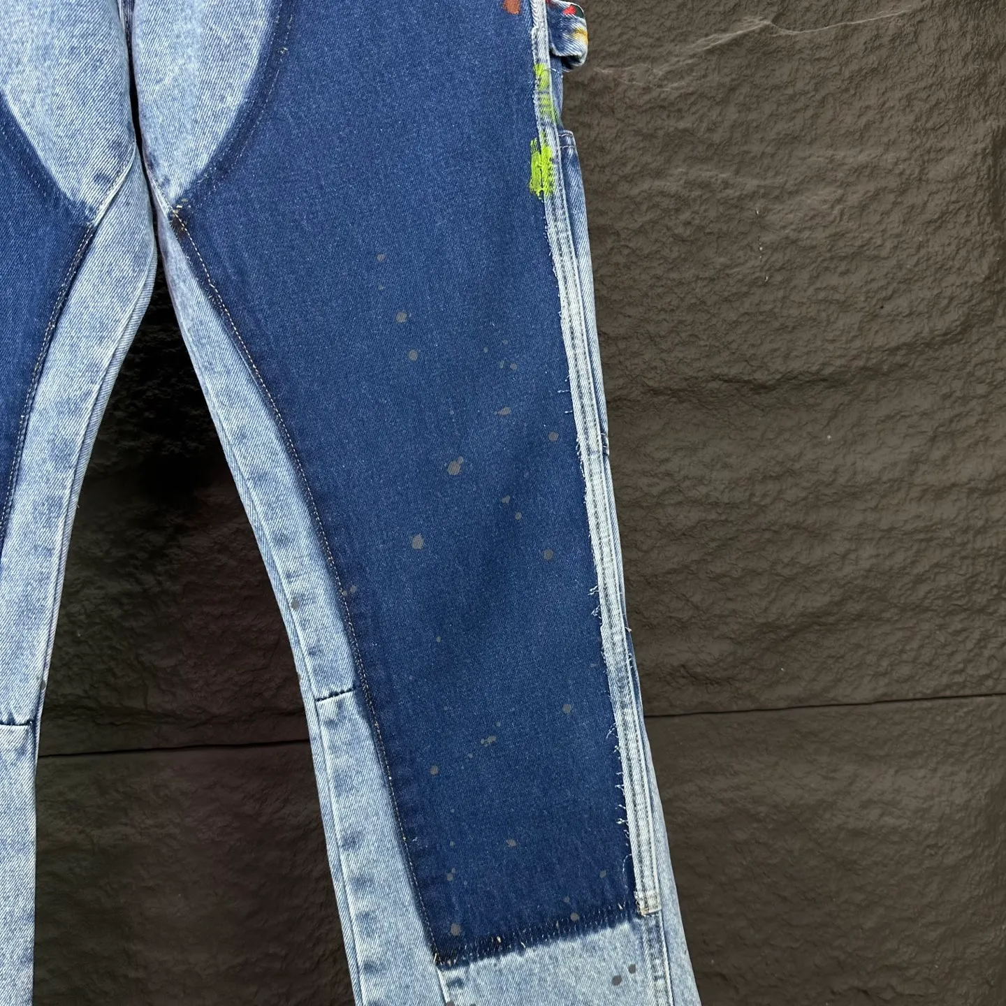 P250 GALLERY DEPT. 2025 new splash-ink graffiti splicing couple style loose washed bootcut jeans 🔥High version🔥High version🔥 Top ceiling quality Styles with different washed textures, very friendly to people with thin legs and thick legs, the bootcut version is very flattering to the leg shape Moderate length that never goes out of style, easy to match with casually, basic styling for various styles, a must-have in the wardrobe! The fabric is stiff but also makes the upper body soft without losing texture. The washing process is even more perfect. It is a must-have item for everyone! ! ! Washed wheat, hang tag, pants label, complete with three labels Color: light blue Size: 28, 30, 32, 34, 36 (five sizes)